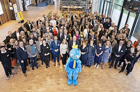 „Büni“, das neue Maskottchen der Familienstadt, wurde bei der 20-Jahr-Feier des Bündnisses vorgestellt.