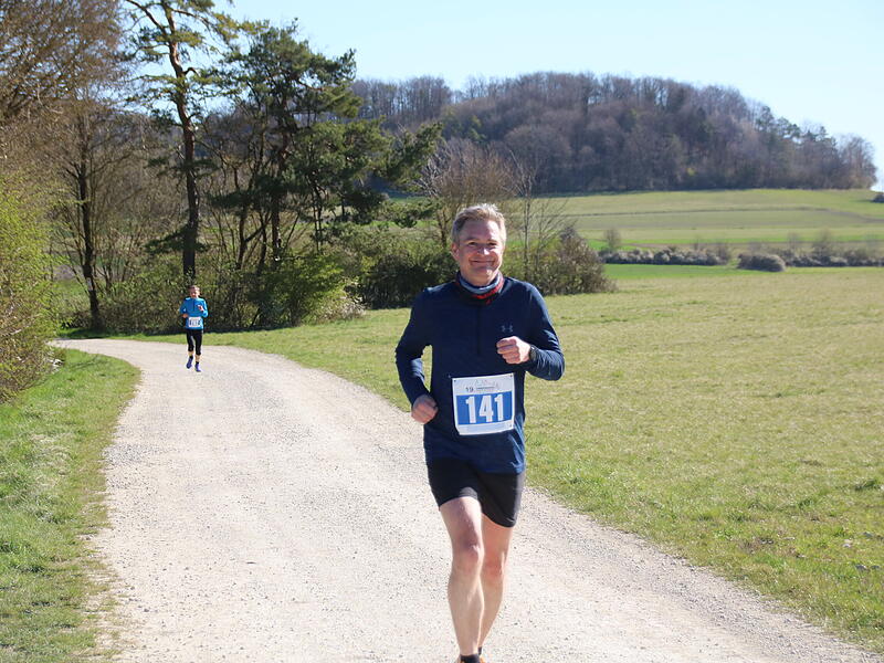 Strahlender Sonnenschein, aber nur niedrige Plusgrade erwartete die L&auml;ufer beim 19. Obermain-Marathon rund um Bad Staffelstein. Die Marathon-Strecke f&uuml;hrte wieder an den beiden Wahrzeichen der Kurstadt, dem Kloster Banz und der Basilika Vierzehnheiligen vorbei.