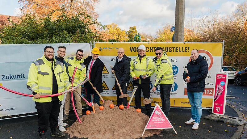 Spatenstich zum Glasfaserausbau mit (von links) Christos Raptis, Bauleiter der Firma Ergatikat, Sebastian M. Bünner, Wirtschaftsförderer der Stadt Bad Kissingen, Ioannis Rokas, Projektleiter der Firma Ergatikat, Stephan Betz, Kommunalberater Glasfaser für GlasfaserPlus & Deutsche Telekom, Bad Kissingens Oberbürgermeister Dr. Dirk Vogel, Hartmut Vierle, Breitbandberater des Landratsamtes, Apostolis Partalas, Regional Manager der Firma Ergatikat, Daniel Pfeuffer, Shop-Leiter des Telefonladens in Bad Kissingen.