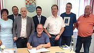 Jean-Yves Onillion, Bürgermeister von Andrezé, trägt sich ins Goldene Buch der Marktgemeinde Burkardroth ein. Dahinter (von links) 2. Bürgermeisterin Silvia Metz, 3. Bürgermeister Egon Gessner, Bürgermeister Daniel Wehner, Staatssekretär Sandro Ki...