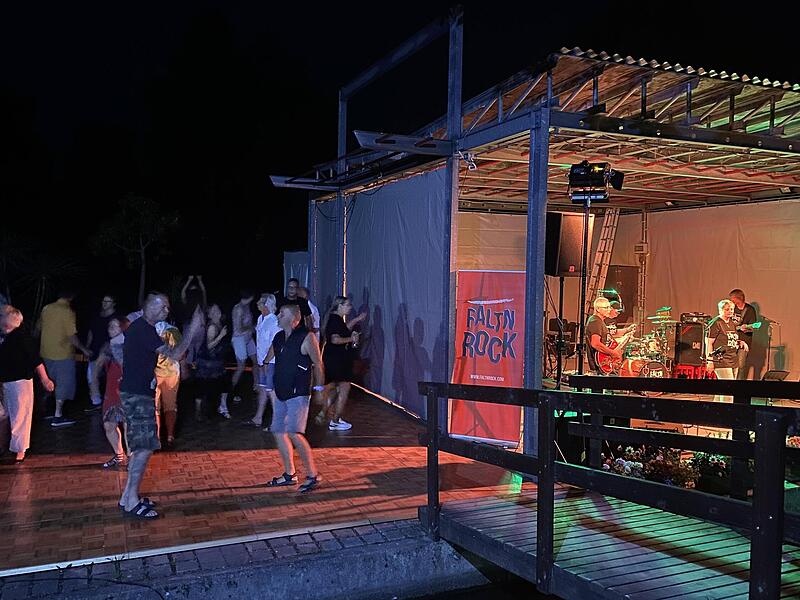 Am Samstagabend spielt wieder eine Band auf der Seebühne  bei Swing im Park in Neustadt bei  Coburg.