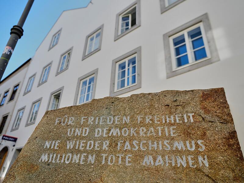 Er&ouml;ffnung Polizeistation in Hitlers Geburtshaus