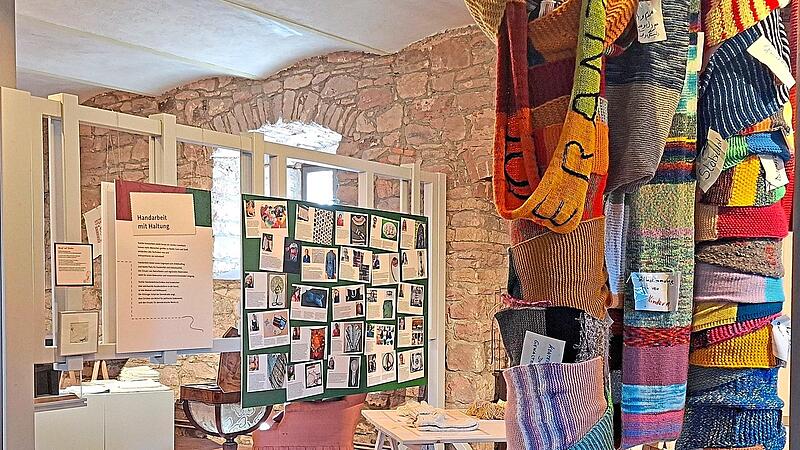 Persönliche Geschichten von Menschen, die bis heute mit textilen Materialien arbeiten, machen in der Sonderausstellung deutlich, wie vielfältig und aktuell das Thema Handarbeit ist. Josefine Glöckner/Museen Schloss Aschach Persönliche Geschichten von Menschen, die bis heute mit textilen Materialien arbeiten, machen in der Sonderausstellung deutlich, wie vielfältig und aktuell das Thema Handarbeit ist. Josefine Glöckner/Museen Schloss Aschach