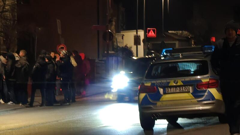 Eine Menschenmenge und Polizei versammeln sich vor dem Zapfendorfer Rathaus