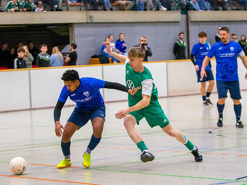 Im ersten Halbfinale des Rundschau-Cup 2025 fiel die Entscheidung zwischen dem VfR Katschenreuth und dem VfB Kulmbach erst im Siebenmeterschie&szlig;en. Alle Highlights der K.o.-Phase gibt es bei uns im Video.