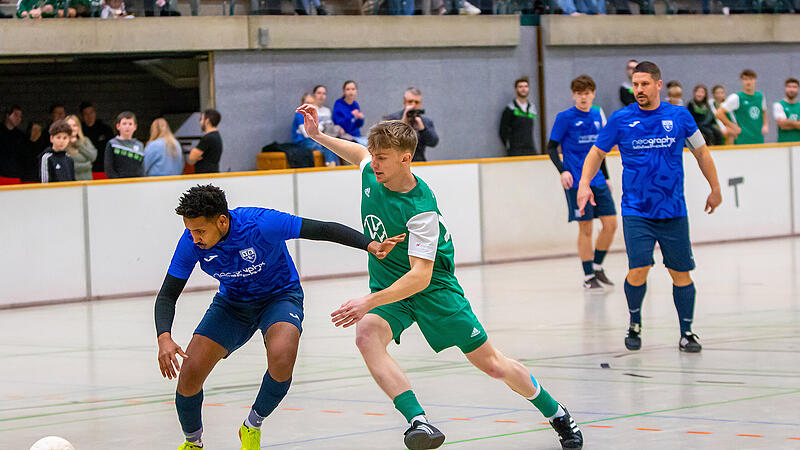 Im ersten Halbfinale des Rundschau-Cup 2025 fiel die Entscheidung zwischen dem VfR Katschenreuth und dem VfB Kulmbach erst im Siebenmeterschie&szlig;en. Alle Highlights der K.o.-Phase gibt es bei uns im Video.