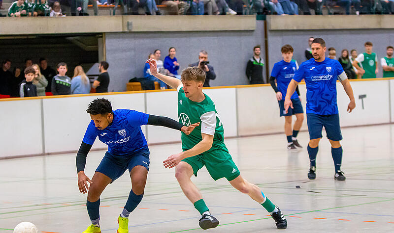 Im ersten Halbfinale des Rundschau-Cup 2025 fiel die Entscheidung zwischen dem VfR Katschenreuth und dem VfB Kulmbach erst im Siebenmeterschießen. Alle Highlights der K.o.-Phase gibt es bei uns im Video.