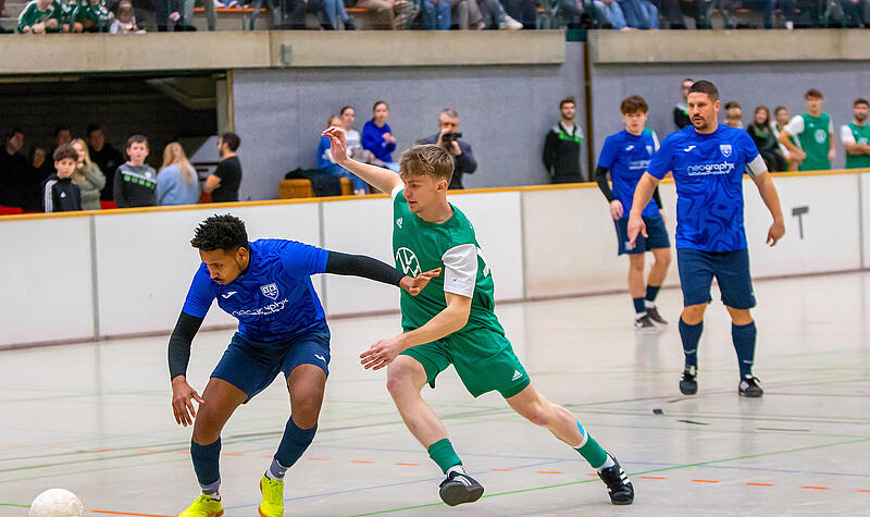 Im ersten Halbfinale des Rundschau-Cup 2025 fiel die Entscheidung zwischen dem VfR Katschenreuth und dem VfB Kulmbach erst im Siebenmeterschie&szlig;en. Alle Highlights der K.o.-Phase gibt es bei uns im Video.