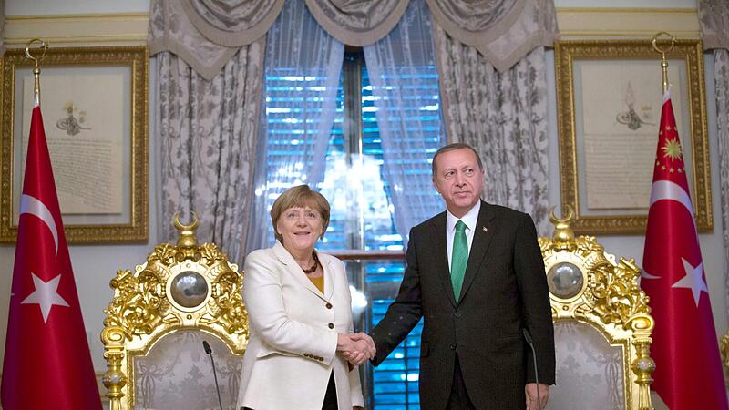 Am Samstag trifft Angela Merkel ein letztes Mal als Bundeskanzlerin Pr&auml;sident Recep Tayyip Erdogan.