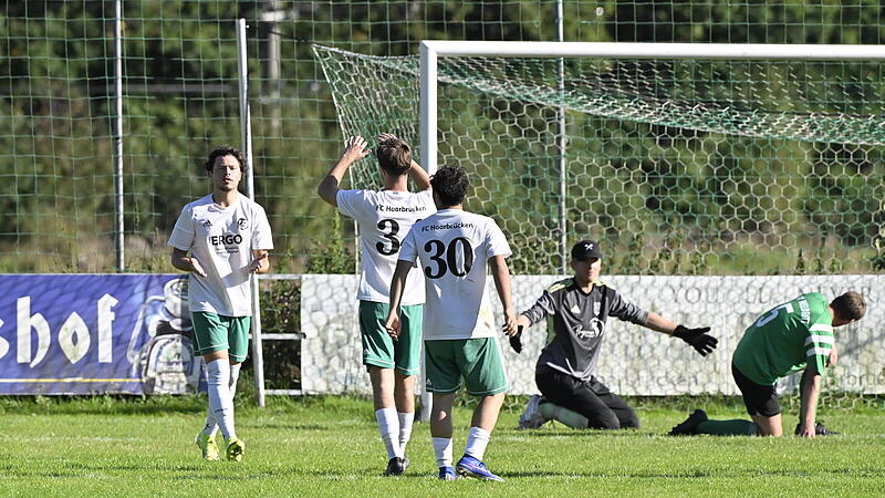 Die Haarbrückener jubeln, der Heldritter Keeper Fabian Engel hadert. Die Haarbrückener jubeln, der Heldritter Keeper Fabian Engel hadert.