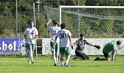 Die Haarbrückener jubeln, der Heldritter Keeper Fabian Engel hadert. Die Haarbrückener jubeln, der Heldritter Keeper Fabian Engel hadert.