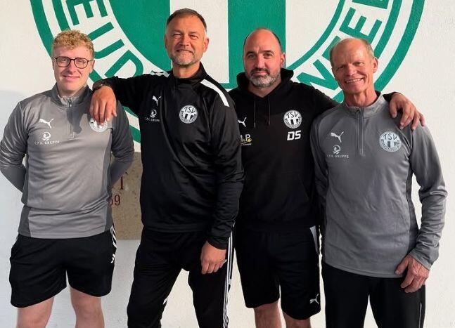 Das neue Torwart-Trainer-Trio des TSV Neudrossenfeld mit (von links) Nico Schuhmann, Mario Schupfner und Ingram Butter (rechts). Zweiter von rechts der Sportliche Leiter des TSV, Daniel Stöcker.