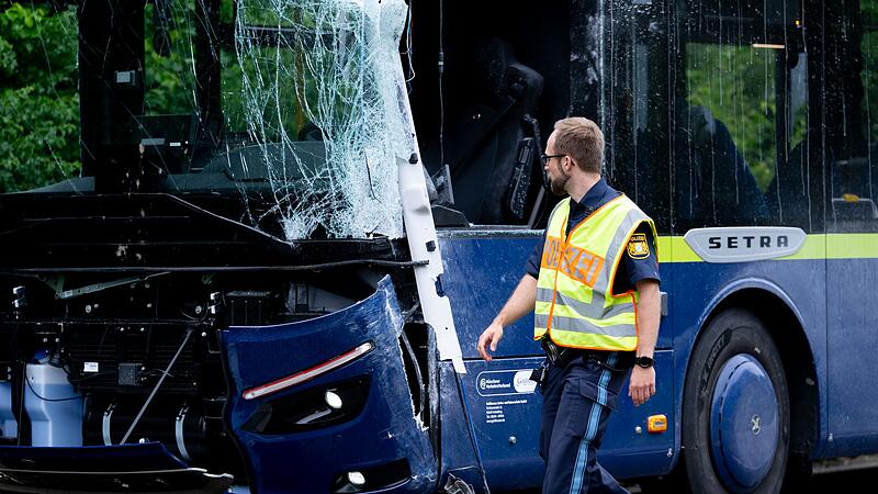 Zwei Busse sto&szlig;en in Oberbayern zusammen - mehrere Verletzte