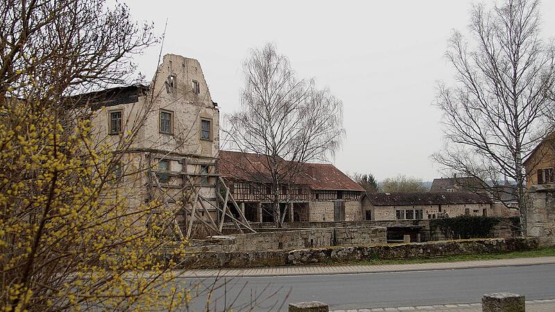 Der Blick von der Stettfelder Stra&szlig;e auf die Bauruine des Schlosses zeigt in welch erb&auml;rmlichem Zustand das einst so pr&auml;chtige Geb&auml;ude ist.