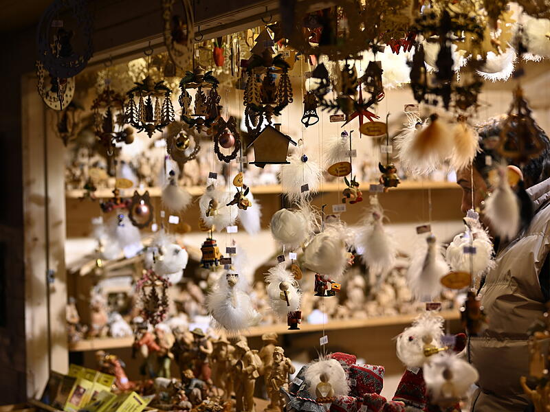 Traditionelles und liebevolles Selbstgemachtes wird an einigen Buden präsentiert.Eröffnung Weihnachtsmarkt Forchheim 2024 Traditionelles und liebevolles Selbstgemachtes wird an einigen Buden präsentiert.