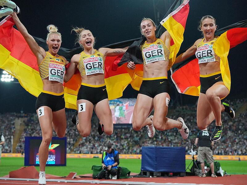 Lisa Meyer, Gina Lückenkemper, Alexandra Burghardt und Rebekka Haase (von links, Deutschland) gewinnen das Rennen und jubeln. Lisa Meyer, Gina Lückenkemper, Alexandra Burghardt und Rebekka Haase (von links, Deutschland) gewinnen das Rennen und jubeln.