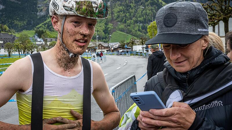 Cross-Country-Mountainbiker Elias H&uuml;ckmann wird bei den Rennen oft von seiner Familie (rechts Mutter Iris H&uuml;ckmann) begleitet.