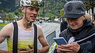 Cross-Country-Mountainbiker Elias Hückmann wird bei den Rennen oft von seiner Familie (rechts Mutter Iris Hückmann) begleitet.