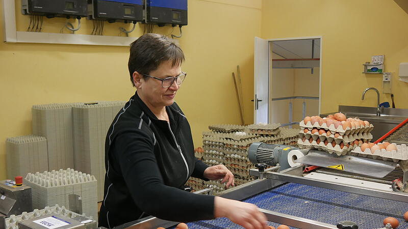 Dieselbe Mitarbeiterin wirft auch hier besch&auml;digte Eier weg &ndash; nur an anderer Stelle.