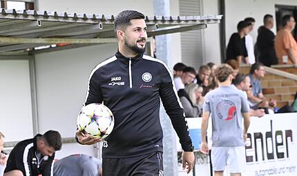 Co-Trainer Ertan Sener wei&szlig;, warum man in Ebersdorf j&uuml;ngst wieder einen Dreier bejubeln durfte.