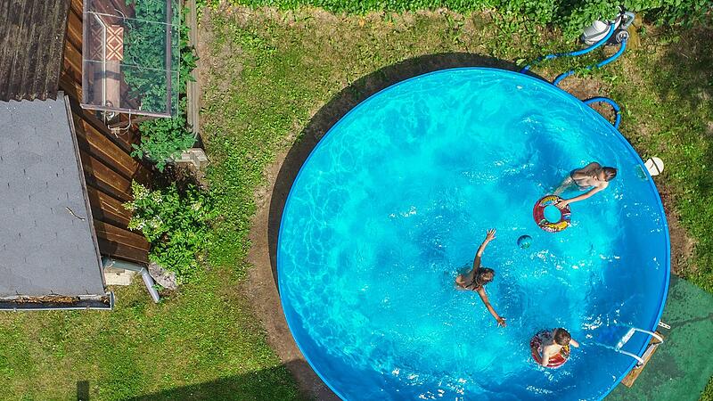 Kinder planschen in Pool