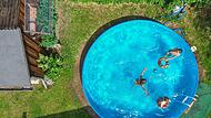 Kinder planschen in Pool