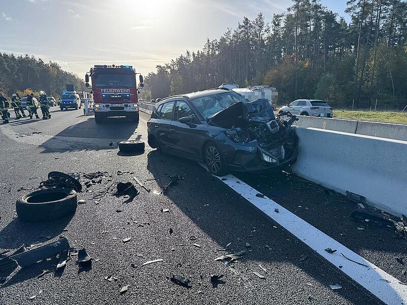 Geisterfahrerin auf A3 bei Erlangen: Trümmerfeld und Verletzte Geisterfahrerin auf A3 bei Erlangen: Trümmerfeld und Verletzte