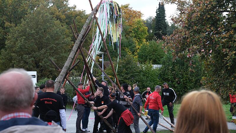 Mit vereinten Kräften wurde der 28 Meter hohe Baum nach oben gehievt.Forchheim & Fränkische Schweiz Mit vereinten Kräften wurde der 28 Meter hohe Baum nach oben gehievt.Forchheim & Fränkische Schweiz