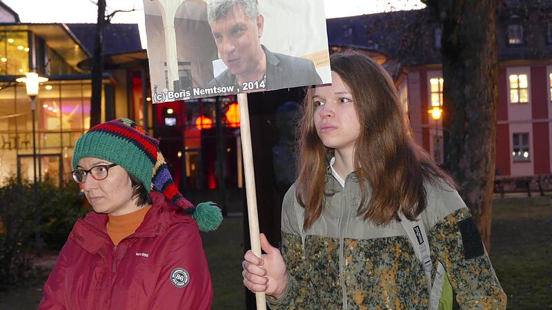 Alexandra (links) und Anjas sprachen für die Initiativgruppe „Gedenkzeichen für Alexey Nawalny und Boris Nemtsow in Bamberg“.