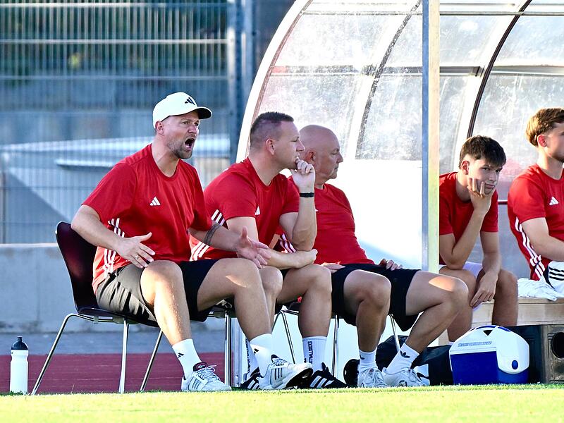 Steht aktuell m&auml;chtig unter Strom: Coburgs Coach Carl-Philipp Schiebel (links)