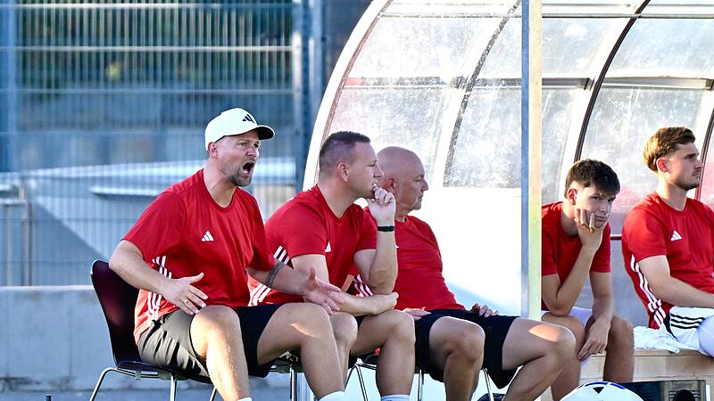 Steht aktuell mächtig unter Strom: Coburgs Coach Carl-Philipp Schiebel (links) Steht aktuell mächtig unter Strom: Coburgs Coach Carl-Philipp Schiebel (links)