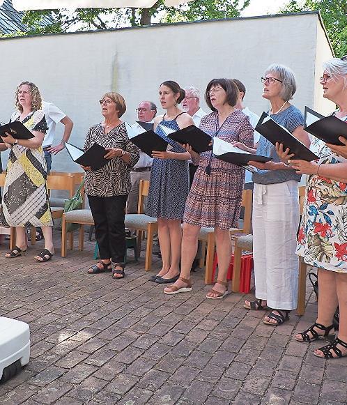 Der Chor singt im Innenhof der Kirche.