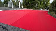 Radweg in Coburg Der Einmündungsbereich zwischen dem Sportheim des FC Fortuna Coburg-Neuses und der Ausfahrt eines großen Firmenparkplatzes wurde rot markiert.