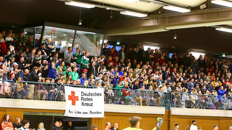 Proppenvoll ist alle Jahre die Sporthalle Weiher zur offenen Kulmbacher Stadtmeisterschaft im Hallenfu&szlig;ball.