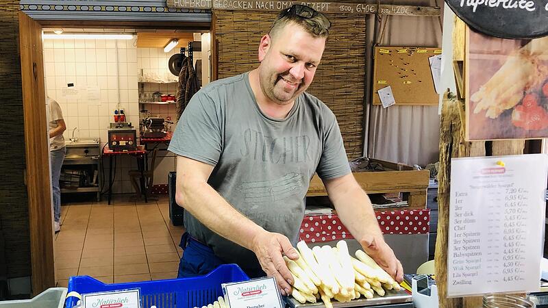 Ingo Reinhart ist zufrieden: Bis zu fünf Tonnen Spargel pro Tag ernten seine Mitarbeiter momentan. Ingo Reinhart ist zufrieden: Bis zu fünf Tonnen Spargel pro Tag ernten seine Mitarbeiter momentan.