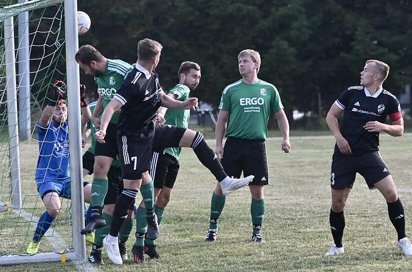 Der Sonnefelder Neuzugang Fabian Wittmann k&ouml;pft das 2:0 in Haarbr&uuml;cken.