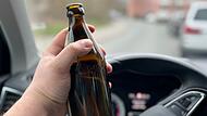 Trotz Haftbefehl erschien der Mann betrunken mit dem Auto auf der Wache.
