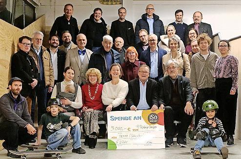 Die Angeh&ouml;rigen des Lions-Clubs Bamberg spendeten 3000 Euro an den Jugendclub &bdquo;Benze&ldquo;.