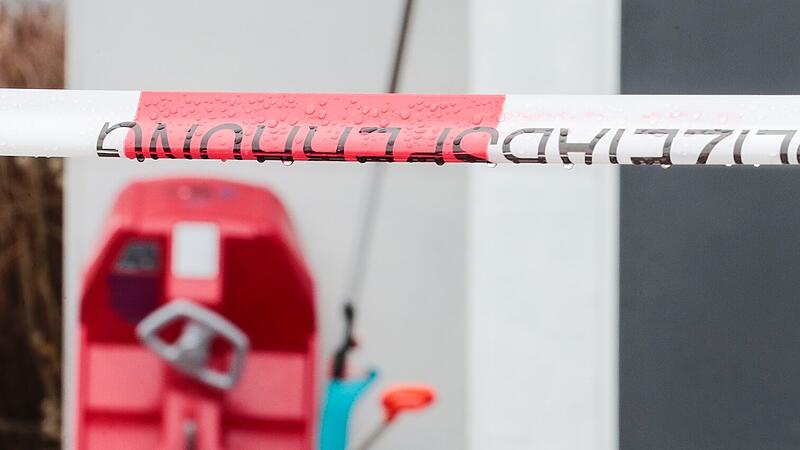 Eine 47-jährige Frau und ihr 51-jähriger Ehemann sind in der Nacht zum Sonntag in einem Einfamilienhaus in Mistelbach gewaltsam zu Tode gekommen. Das Paar hatte vier Kinder.