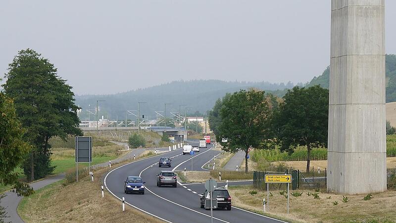 Rund 8000 Fahrzeuge fahren t&auml;glich auf der Bundesstra&szlig;e 303 an Grub am Forst vorbei.