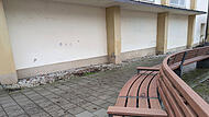 Gegen die Wand: Wer auf den Bänken in der Wallstraße Platz nimmt, darf triste Aussichten genießen.