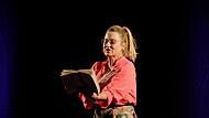 Kabarettistin Constanze Lindner präsentierte ein unglaublich amüsantes und publikumsnahes Programm in der Kulturscheune Mühlhausen.