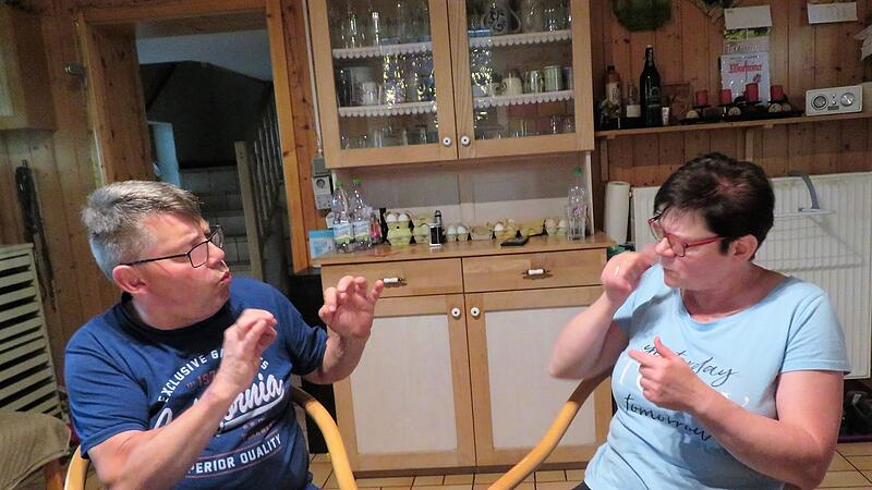 Gesichtsmimik, Mundbild und mit den H&auml;nden geformte Gesten: Die lautlose Unterhaltung zwischen den Eheleuten Elmar und Gabriele Schleicher ist genauso schnell, wie bei nicht geh&ouml;rlosen Paaren.