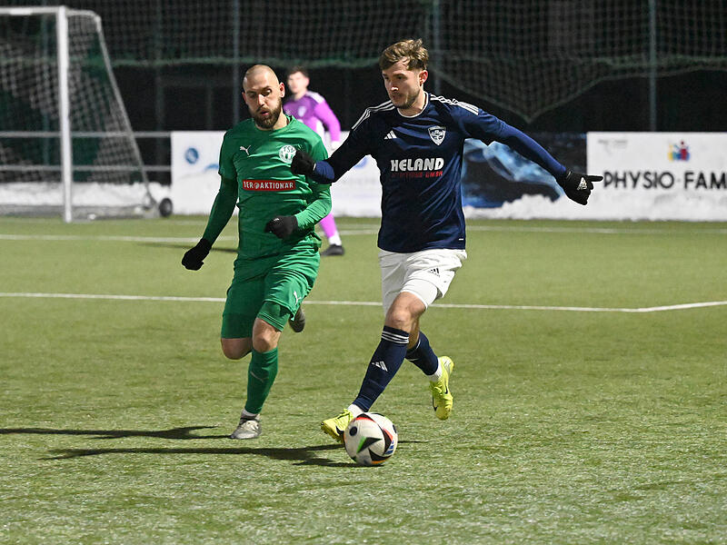 M&ouml;nchr&ouml;dens Florian Biemann wird vom Neudrossenfelder Florian F&ouml;rster attackiert.