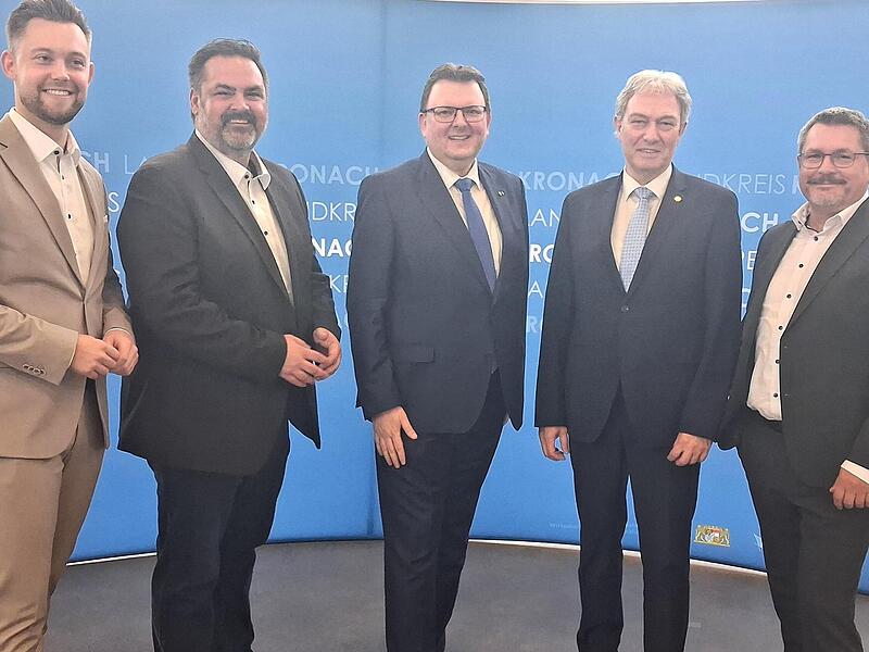 Sie sind die Stellvertreter von Landrat Klaus Löffler (Vierter von links): Marius Bittner, Michael Zwingmann, Bernd Liebhardt und Oliver Skall (von links). Sie sind die Stellvertreter von Landrat Klaus Löffler (Vierter von links): Marius Bittner, Michael Zwingmann, Bernd Liebhardt und Oliver Skall (von links).