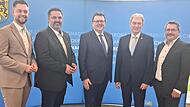 Sie sind die Stellvertreter von Landrat Klaus L&ouml;ffler (Vierter von links): Marius Bittner, Michael Zwingmann, Bernd Liebhardt und Oliver Skall (von links).