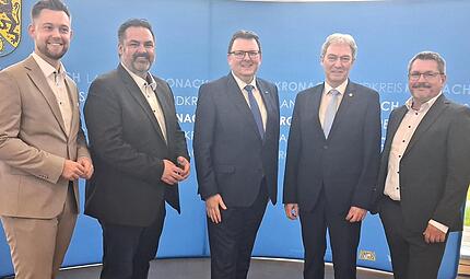 Sie sind die Stellvertreter von Landrat Klaus Löffler (Vierter von links): Marius Bittner, Michael Zwingmann, Bernd Liebhardt und Oliver Skall (von links). Sie sind die Stellvertreter von Landrat Klaus Löffler (Vierter von links): Marius Bittner, Michael Zwingmann, Bernd Liebhardt und Oliver Skall (von links).