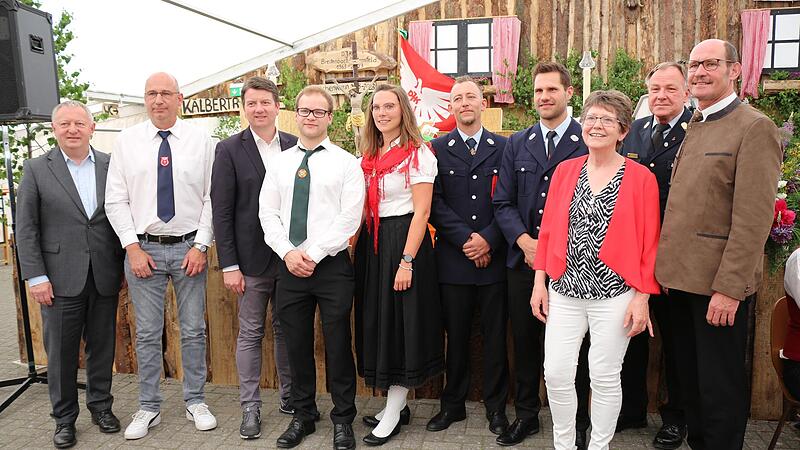 Die Vereinsvorst&auml;nde mit den politischen Vertretern (von links): Landrat Thomas Bold, Michael Vollbrecht (DJK), Sandro Kirchner MdL, Florian Baus (Burschenverein), Ramona Muth (Jugendkapelle), Johannes Beck (FFW Breitenbach), Konstantin Zeier (FFW...