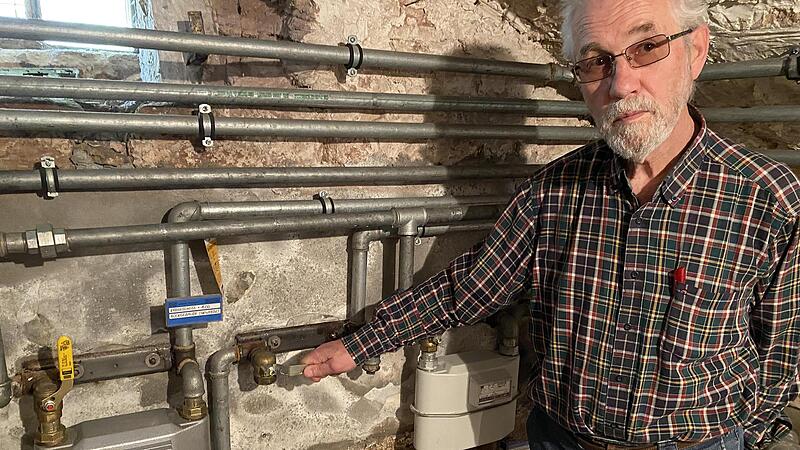 Alfred Meisner mit dem nicht mehr vorhandenen Gasz&auml;hler seines Mieters. &Auml;rgerlich f&uuml;r Meisner, dass ihn die Stadtwerke auch nach der Demontage noch mit Mahnungen nervten.