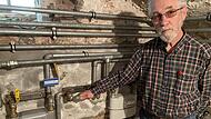 Alfred Meisner mit dem nicht mehr vorhandenen Gaszähler seines Mieters. Ärgerlich für Meisner, dass ihn die Stadtwerke auch nach der Demontage noch mit Mahnungen nervten. Alfred Meisner mit dem nicht mehr vorhandenen Gaszähler seines Mieters. Ärgerlich für Meisner, dass ihn die Stadtwerke auch nach der Demontage noch mit Mahnungen nervten.